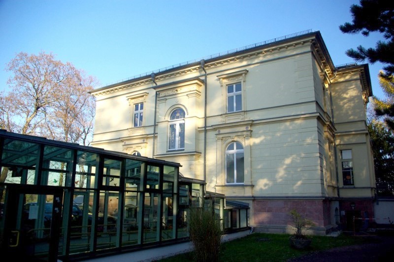 Die historische Villa von außen, mit dem Gläsernen Verbindungsgang, welcher zum Neubau führt.
