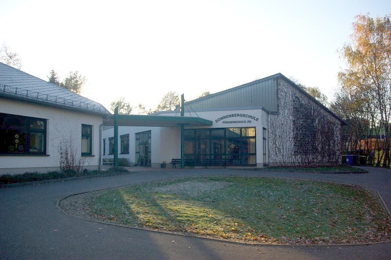 Der Neubau mit dem Haupteingang der Schule.