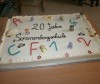 Eine rechteckige, weiße Torte mit der Aufschrift "20 Jahre Sonnenbergschule." Dazu sind noch bunte Zahlen und Buchstaben auf der Torte.