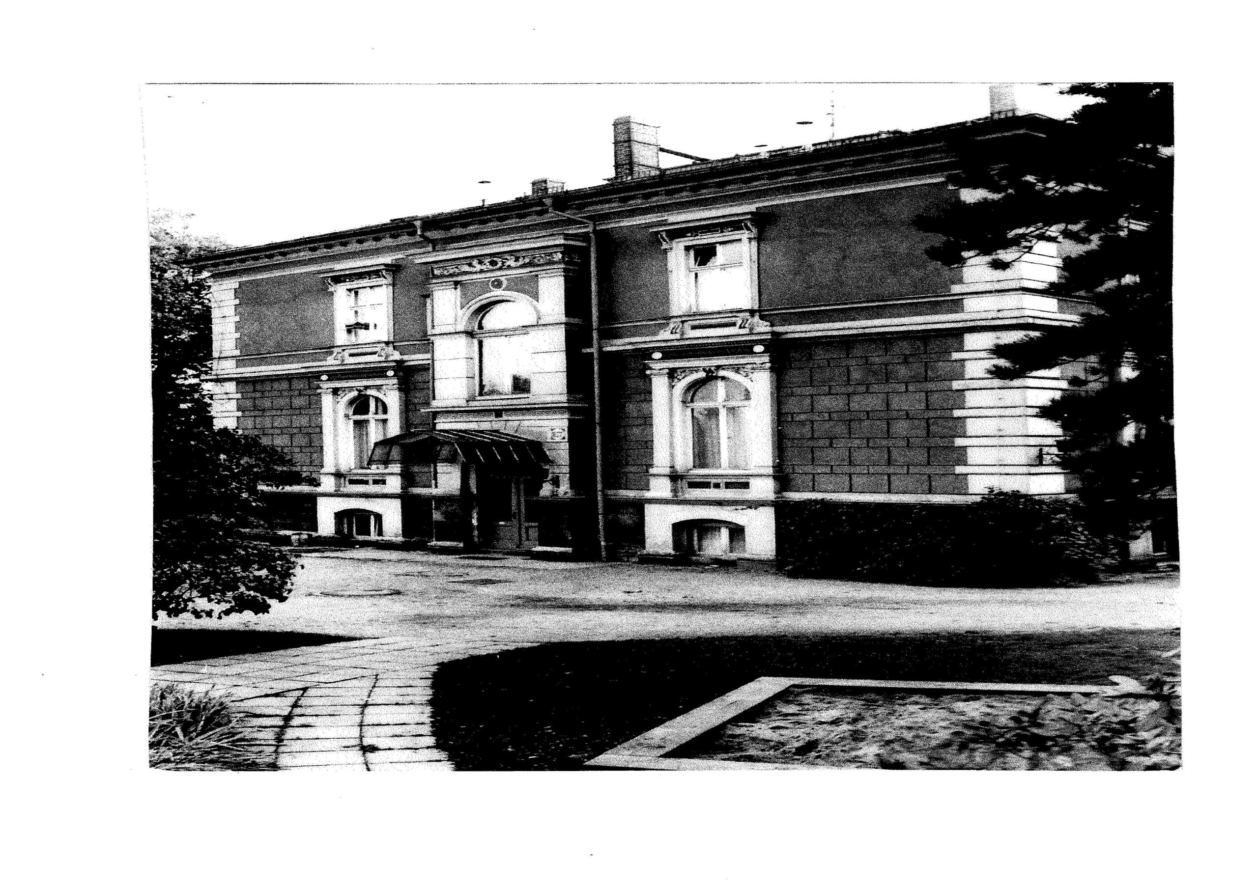 Eine alte schwarz-weiß Fotografie der Villa, in welcher sich heute die Schule befindet.